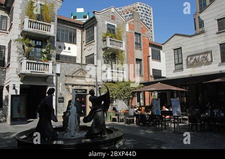 Xintiandi a Shanghai, Cina UNA piazza con fontana nella vecchia zona di Xintiandi a Shanghai, ora un quartiere dello shopping e del divertimento. Foto Stock