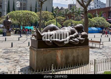 Venere addormentata scultura di Fernando Botero in Botero Plaza, Medellin, Colombia. Foto Stock