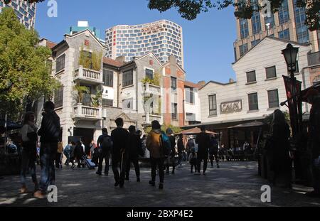 Xintiandi a Shanghai, Cina. Una piazza nella storica area di Xintiandi a Shanghai, ora un quartiere dello shopping e del divertimento popolare tra i turisti. Foto Stock