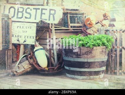 Immagine in stile Instagram di pentole di aragosta, boe e attrezzatura da pesca sul molo. Bar Harbor, Maine, Stati Uniti. Foto Stock