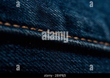 Un primo piano di cuciture su un paio di jeans Denim Foto Stock