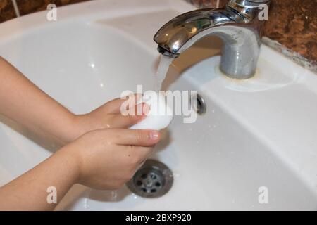 Lavaggio delle mani con sapone. Norme igieniche quotidiane. Tema pulizia e lavaggio Foto Stock