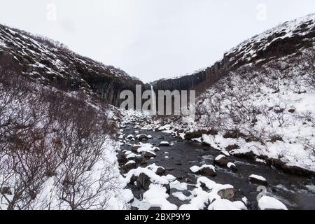 Skaftafell National Park vista durante la neve invernale che si trova in Vatnajokull Islanda che conduce al Monte Kristinartindar e alla cascata Svartifoss Foto Stock