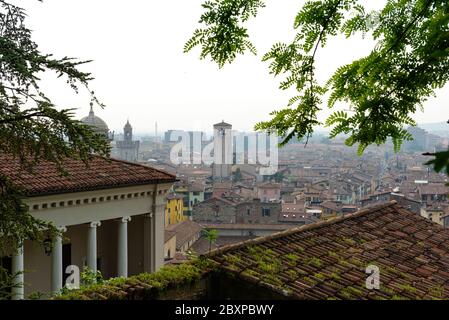 Città del Nord Italia dall'alto. Brescia, città bassa. Città nel nord Italia. Tetti rossi e Blue Sky. Foto Stock