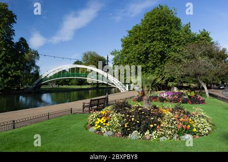 The Embankment Gardens and Suspension Bridge Over River Great Ouse, Bedford, Bedfordshire, Inghilterra, Regno Unito, Europa Foto Stock