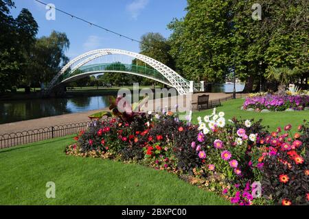 The Embankment Gardens and Suspension Bridge Over River Great Ouse, Bedford, Bedfordshire, Inghilterra, Regno Unito, Europa Foto Stock