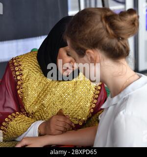 Mosca, Russia - 14 luglio 2018: Una donna henné o un'applier mehndi del Qatar al lavoro. Processo di applicazione dell'hennè tradizionale Mehndi sulla mano femminile Foto Stock