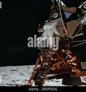 AS11-40-5866 - Apollo 11 - immagine missione Apollo 11 - l'astronauta Edwin Aldrin discende la scala del modulo Lunar; scopo e contenuto: Il database originale descrive questo come: Descrizione: L'astronauta Edwin e Aldrin Jr, il pilota del modulo Lunar (LM) discende dalla LM, salendo lungo la scala. Orizzonte lunare visibile sullo sfondo. Immagine presa alla base della tranquillità durante la missione Apollo 11. Il film originale è stato etichettato S. Film Type: EKTACHROME EF SO168 film a colori su base poliestere Estar da 2.7 mil con lente da 60 mm. L'angolo solare è medio. La direzione di inclinazione è Nord-est (NE). Oggetto: Apollo Foto Stock