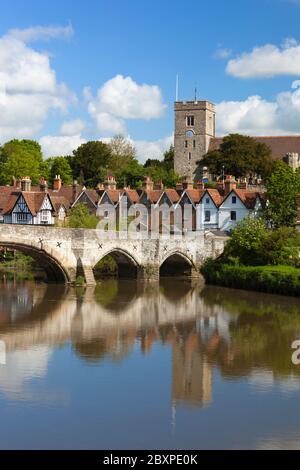 Villaggio e ponte medievale sul fiume Medway, Aylesford, Kent, Inghilterra, Regno Unito, Europa Foto Stock