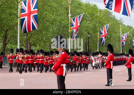 Band of the Coldstream Guards che marciano lungo il Mall, Londra, Regno Unito Foto Stock