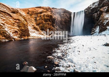 Vista di Skogafoss durante la neve invernale che si trova nel fiume Skoga, nel Sud Islanda Foto Stock