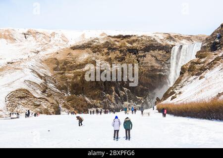 Vista di Skogafoss durante la neve invernale che si trova nel fiume Skoga, nel Sud Islanda Foto Stock