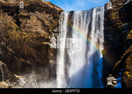 Vista di Skogafoss durante la neve invernale che si trova nel fiume Skoga, nel Sud Islanda Foto Stock