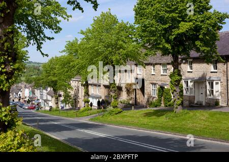 Cotswold cottage lungo la collina, Burford, Cotswolds, Oxfordshire, Inghilterra, Regno Unito Foto Stock