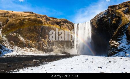 Vista di Skogafoss durante la neve invernale che si trova nel fiume Skoga, nel Sud Islanda Foto Stock