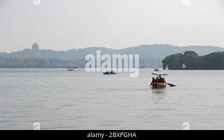 Lago occidentale (Xi Hu) a Hangzhou, provincia di Zhejiang, Cina. Ammira il Padiglione del Dio della città e le barche turistiche dalla collina di Gushan, sulla riva nord del lago occidentale Foto Stock