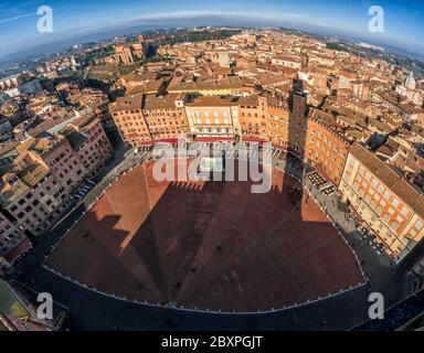La famosa piazza del campo di Siena si affaccia dalla cima della torre con un occhio di pesce Foto Stock