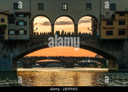 Quattro ponti di Firenze, Italia, sparati a livello dell'acqua da una piccola barca sul fiume arno con il famoso Ponte Vecchio in primo piano Foto Stock