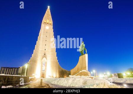 Hallgrimskirkja è una cattedrale parrocchiale luterana a Reykjavik, Islanda. Foto Stock