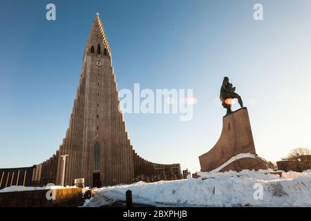 Hallgrimskirkja è una cattedrale parrocchiale luterana a Reykjavik, Islanda. Foto Stock