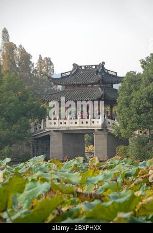 Lago occidentale (Xi Hu) a Hangzhou, provincia di Zhejiang, Cina. Ponte Yudai sul Lago Ovest, uno dei famosi simboli della città di Hangzhou. Foto Stock