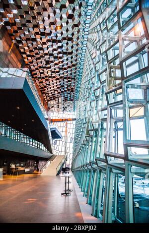 Vista della sala concerti Harpa durante l'ora blu, che è una sala concerti e centro conferenze a Reykjavik, Islanda Foto Stock