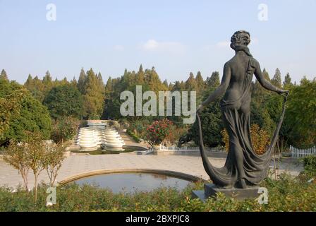 Hangzhou vivaio di fiori a Hangzhou, provincia di Zhejiang, Cina. Il vivaio si trova vicino al Lago Ovest e presenta fiori, piante e acqua. Foto Stock