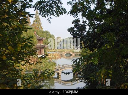 Lago occidentale (Xi Hu) a Hangzhou, provincia di Zhejiang, Cina. Vista del Giardino di Quyuan, un punto panoramico di Hangzhou sul bordo del Lago Ovest Foto Stock