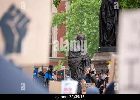 Statua di Mahatma Gandhi in Piazza del Parlamento, circondata da manifestanti che sostengono BLM UK. Londra, Inghilterra Regno Unito Foto Stock