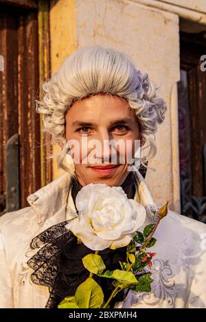 VENEZIA, ITALIA - 9 FEBBRAIO 2013: Uomo non identificato con maschera di carnevale veneziana a Venezia. Alle ore 2013 si tiene dal 26 gennaio al 12 febbraio Foto Stock