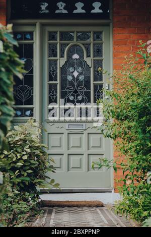 Londra, UK - 26 maggio 2020: Tradizionale vetrate porta di fronte di una casa edoardiana a Londra, fuoco selettivo. Le case edoardiane promuovono il desig semplice Foto Stock