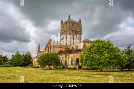 Una vista ad ovest della Chiesa dell'Abbazia di Tewkesbury in Gloucestershire, Inghilterra Foto Stock