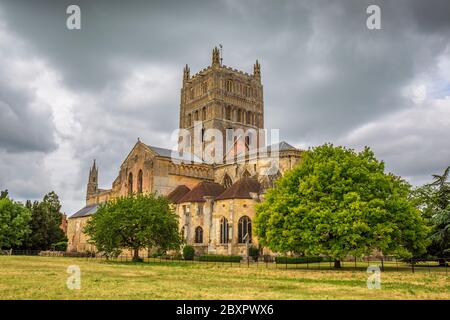 Una vista ad ovest della Chiesa dell'Abbazia di Tewkesbury in Gloucestershire, Inghilterra Foto Stock