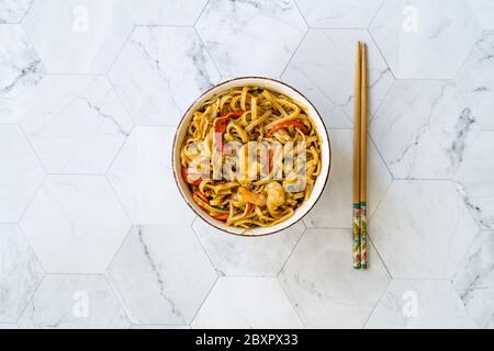 Pad thai Noodles con gamberi e arachidi schiacciate. Cibo tradizionale. Foto Stock