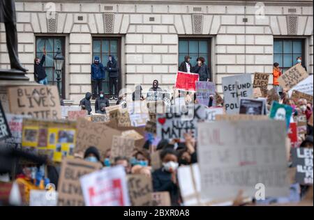 Folle di manifestanti, con segni, si sono riunite alla protesta del Regno Unito Black Lives Matter, Parliament Square, Londra, Inghilterra, Regno Unito Foto Stock