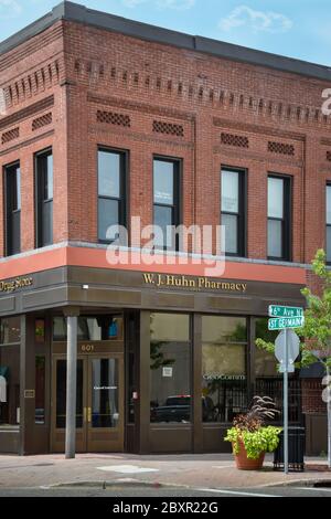 Lo storico edificio N. Lahr, nel rinnovato quartiere finanziario del centro cittadino su St. Germain Street e 6th Avenue North a St. Cloud, MN, USA Foto Stock