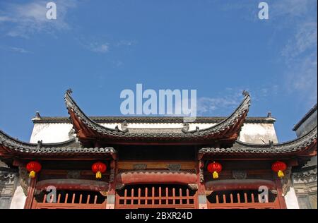 Città antica di Xidi nella provincia di Anhui, Cina. Zhuimu Tang è una sala situata nel centro storico di Xidi. Il tetto tradizionale Cinese e' adornato con lanterne rosse Foto Stock