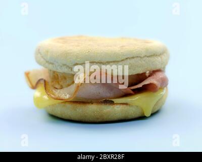 Una prima colazione uova pancetta e formaggio muffin inglese Foto Stock