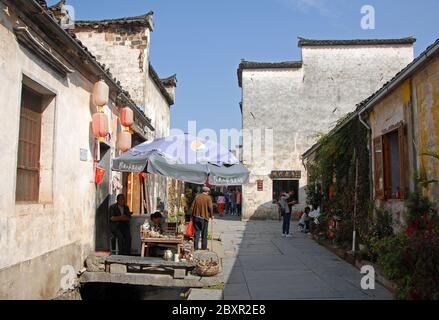 Città antica di Xidi nella provincia di Anhui, Cina. Città vecchia di Xidi con edifici storici che mostrano un chiosco e un ristorante Foto Stock