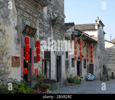 Città antica di Xidi nella provincia di Anhui, Cina. Architettura della storica città di Xidi che mostra vecchie case con lanterne rosse Foto Stock