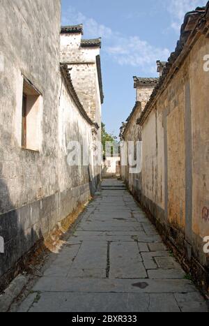 Città antica di Xidi nella provincia di Anhui, Cina. Una strada secondaria nel centro storico di Xidi con edifici storici e sentieri in pietra Foto Stock
