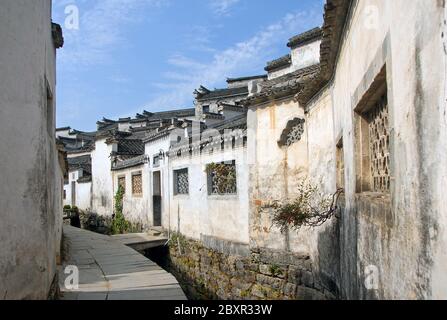 Città antica di Xidi nella provincia di Anhui, Cina. Una strada tranquilla nel centro storico di Xidi chiamata rivuleto Back Foto Stock