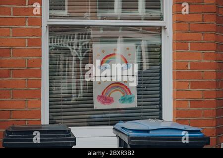 Londra, UK - 30 maggio 2020: I segni arcobaleno esposti pubblicamente nella finestra anteriore di una casa a Londra come la gente si sostiene durante il blocco perché Foto Stock