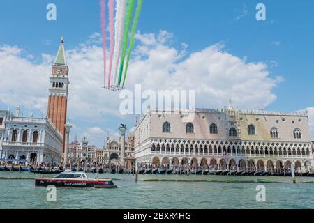 VENEZIA, ITALIA - MAGGIO 29: Pattuglia acrobatica italiana vola su Venezia il 29 maggio 2020 a Venezia. Foto Stock