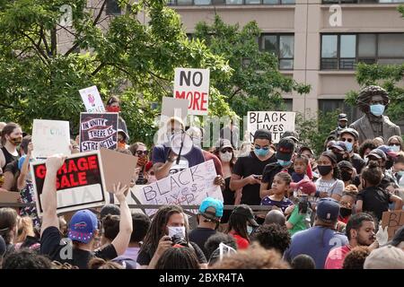 Harlem, New York, Stati Uniti. 07 giugno 2020. I marchers di protesta sulle famiglie Harlem Black Lives sono marciano alla statua di Frederick Douglass a West 110 Foto Stock