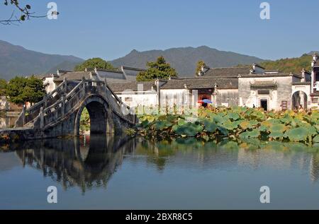 Hongcun Antica Città nella Provincia di Anhui, Cina. Vista del ponte di pietra che attraversa il lago Nanhu a Hongcun Foto Stock