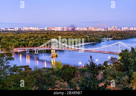 Ponte pedonale sul fiume Dnieper a Kiev, Ucraina Foto Stock