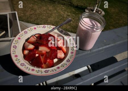 Fragole fresche in una ciotola Foto Stock