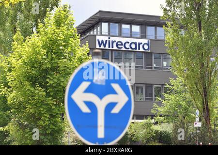 Aschheim Dorafter, Germania. 8 giugno 2020. La sede di wirecard AG ad Aschheim Dorafter dietro un cartello stradale con due frecce che puntano in direzioni opposte. Logo wirecard, emblema aziendale, scritte, edificio, facciata, con sede ad Aschheim Dorafter WIRECARD AG | Use Worldwide Credit: dpa/Alamy Live News Foto Stock