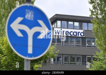 Aschheim Dorafter, Germania. 8 giugno 2020. La sede di wirecard AG ad Aschheim Dorafter dietro un cartello stradale con due frecce che puntano in direzioni opposte. Logo wirecard, emblema aziendale, scritte, edificio, facciata, con sede ad Aschheim Dorafter WIRECARD AG | Use Worldwide Credit: dpa/Alamy Live News Foto Stock